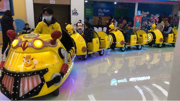 智樂無軌小火車停靠在星趣童堡(中山星河COCO City店)